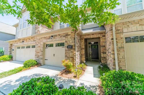 5636 Stone Wells Dr, Charlotte, NC, 28278-8037 | Card Image