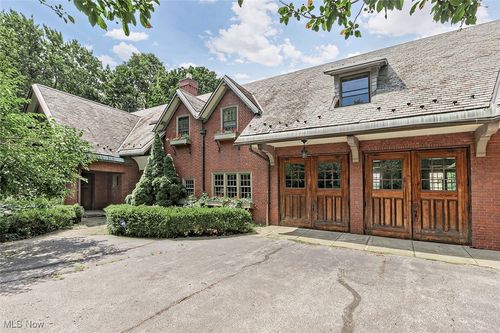 10 E Hanna Ln, Bratenahl, OH, 44108-1164 | Card Image