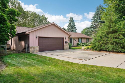 935 Old Tower Road, Oconomowoc, WI, 53066 | Card Image