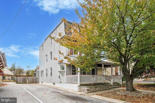 40 E Knowles Ave, GLENOLDEN, PA, 19036-2104 | Card Image