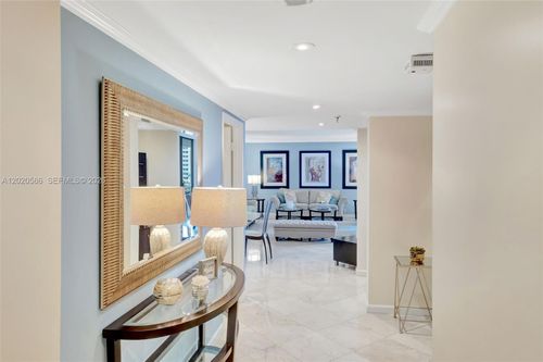 a914-520 Brickell Key Dr, Miami, FL, 33131-2418 | Card Image