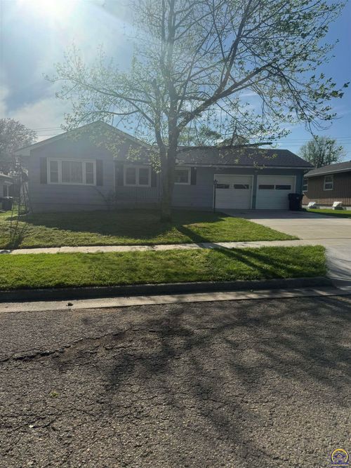 1733 Sw Crest Dr, Topeka, KS, 66604-3548 | Card Image