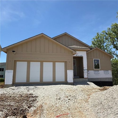 2002 Se Oak Ridge Dr, Oak Grove, MO, 64075-9492 | Card Image
