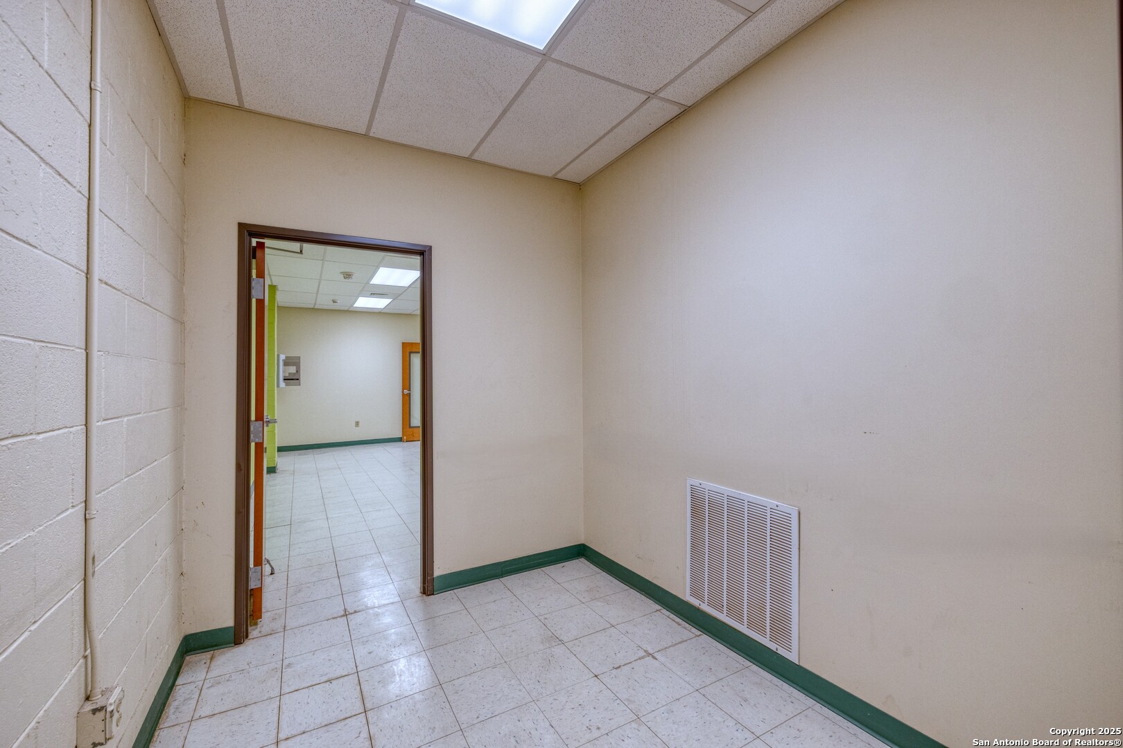 Commercial Sale in Crystal City 5