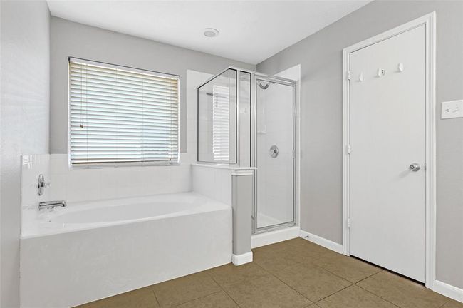 Master bathroom. | Image 14