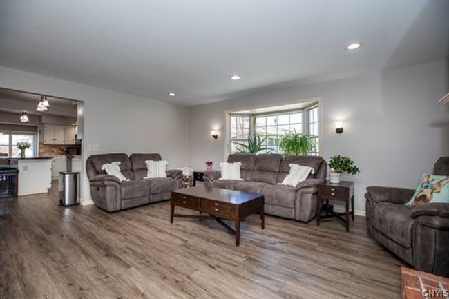 FAMILY GATHERINGS OR PARTIES THE OPEN FLOOR PLAN WILL MAKE IS SO EASY! | Image 15