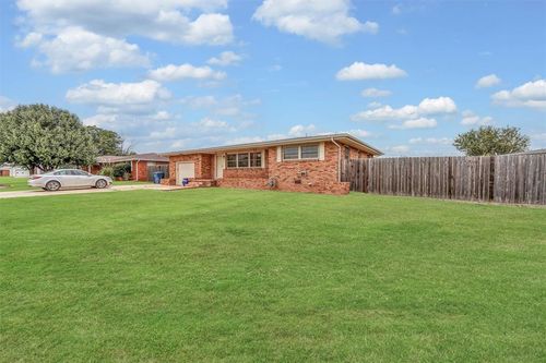 813 S Magnolia Ave, Cordell, OK, 73632-6052 | Card Image