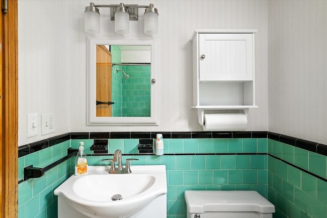 16 Sheldon Ave, House other with 3 bedrooms, 2 bathrooms and 2 parking in Easthampton MA | Image 32