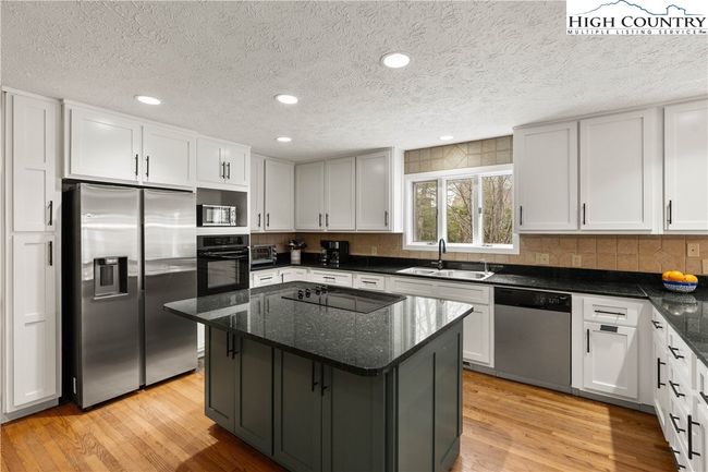 126 Rock Ledge Ln, House other with 5 bedrooms, 5 bathrooms and null parking in Sugar Mountain NC | Image 4