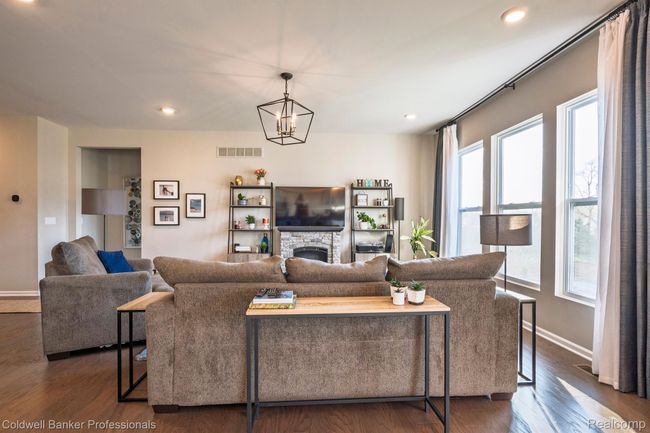 spacious great room | Image 13