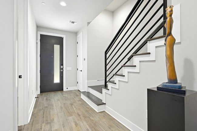 Elegant entryway on first floor | Image 28