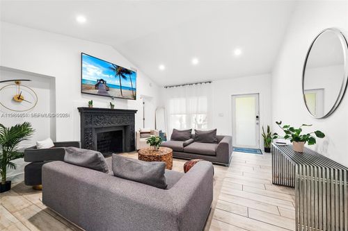 232 Nw 59th St, Miami, FL, 33127-1220 | Card Image