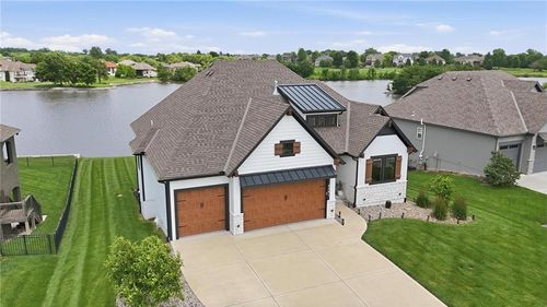 4261 Lakeshore Dr, Basehor, KS, 66007-5182 | Card Image