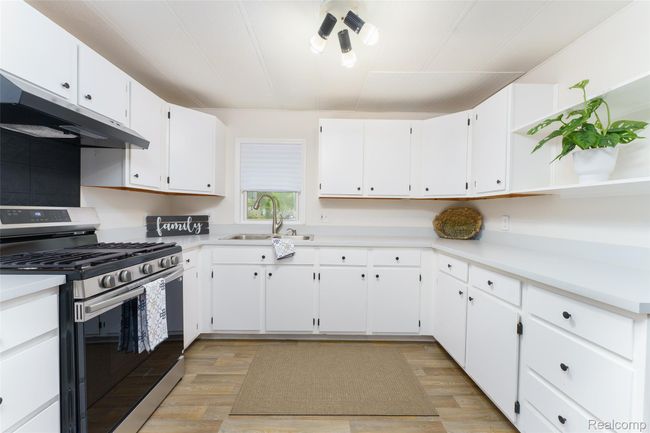 Lots of upgraded cabinets | Image 9