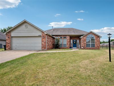 11268 S 275th Avenue E, House other with 3 bedrooms, 2 bathrooms and null parking in Coweta OK | Image 1