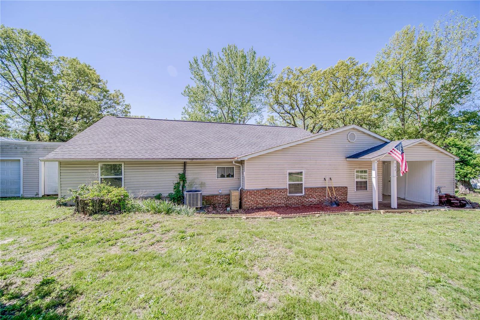 Barton St, Bourbon, MO 65441