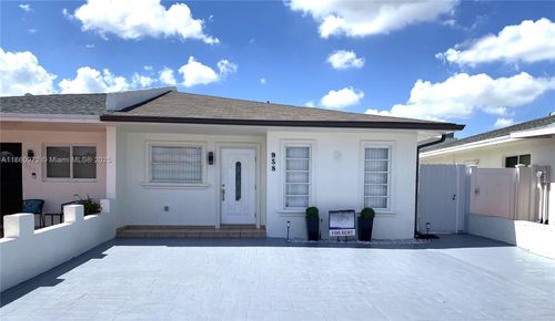 958 W 39th Pl, Hialeah, FL, 33012-7243 | Card Image