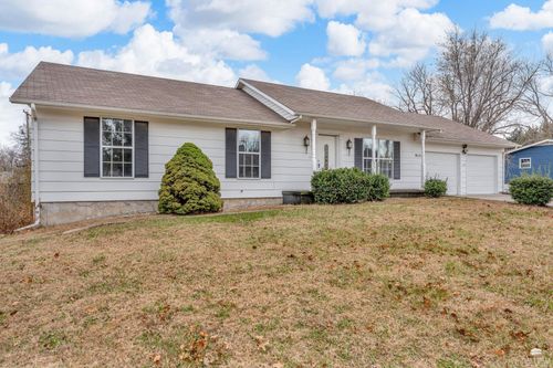 915 Meadow Ln, Junction City, KS, 66441-3435 | Card Image