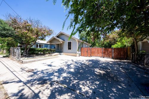 2611 W Martin St, San Antonio, TX, 78207-2915 | Card Image