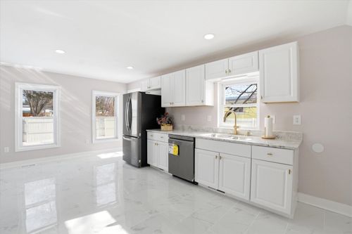 466 S Beech St, Manchester, NH, 03103-5829 | Card Image