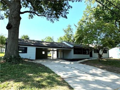 Ranch-style home with a front lawn | Image 1