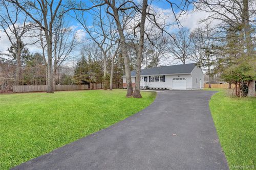 43 Penny Dr, Calverton, NY, 11933-1131 | Card Image