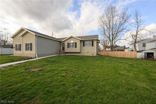 223 E 9th St, Uhrichsville, OH, 44683-1553 | Card Image