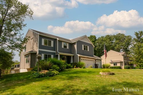8471 45th St Se, Ada, MI, 49301-9254 | Card Image