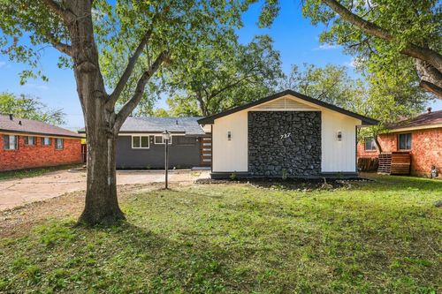 737 Blueberry Ln, Grand Prairie, TX, 75052-5007 | Card Image