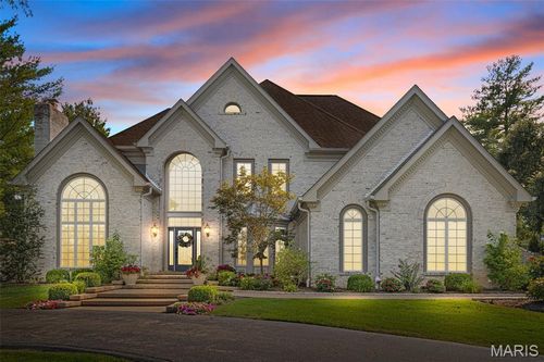 2011 Kingspointe Dr, Chesterfield, MO, 63005-4484 | Card Image