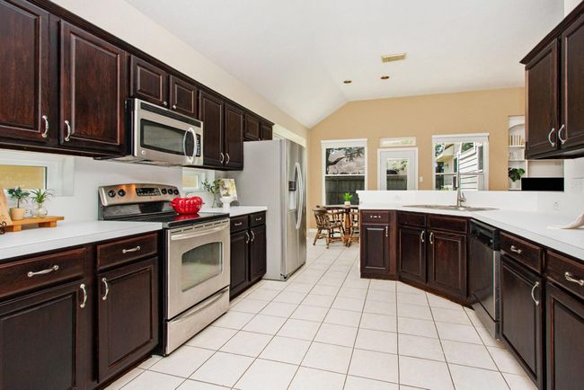 3702 Walden Dr, House other with 3 bedrooms, 2 bathrooms and 2 parking in Pearland TX | Image 9
