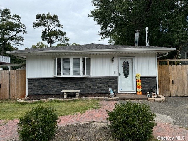 Carlton Ave, Mastic, NY 11950
