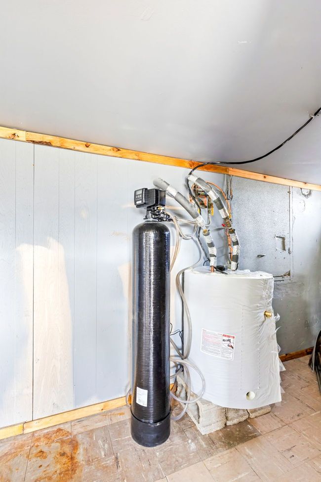 Utility room with water heater | Image 34