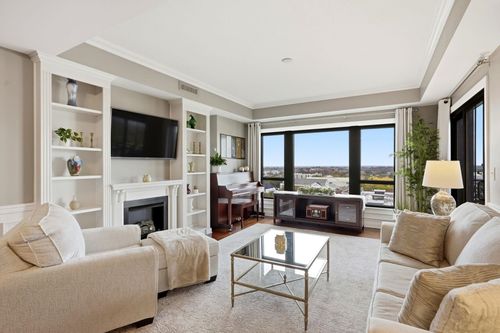 121 N Monroe St, TALLAHASSEE, FL, 32301-1548 | Card Image