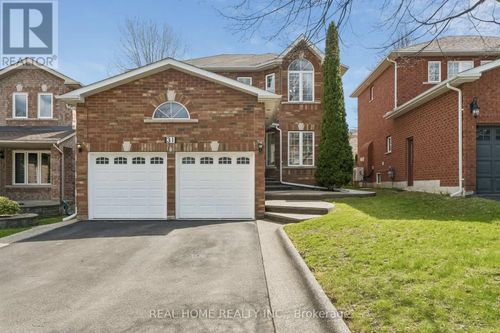 31 Prince Drive, Bradford West Gwillimbury (Bradford), ON, L3Z3B7 | Card Image