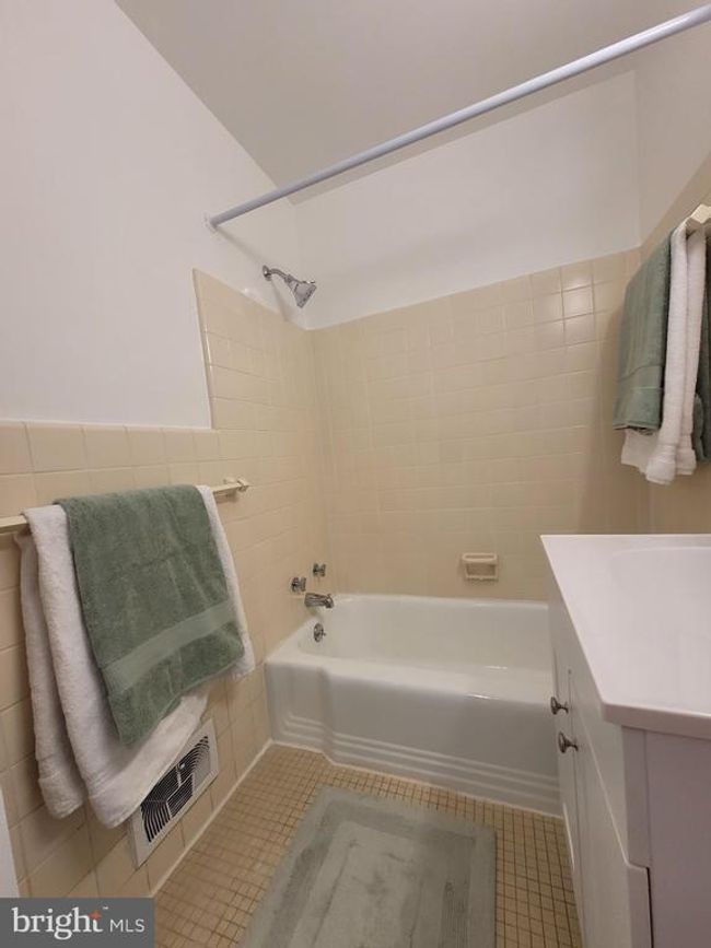 APT-201 - 10607 Kenilworth Ave, Condo with 2 bedrooms, 1 bathrooms and null parking in BETHESDA MD | Image 17