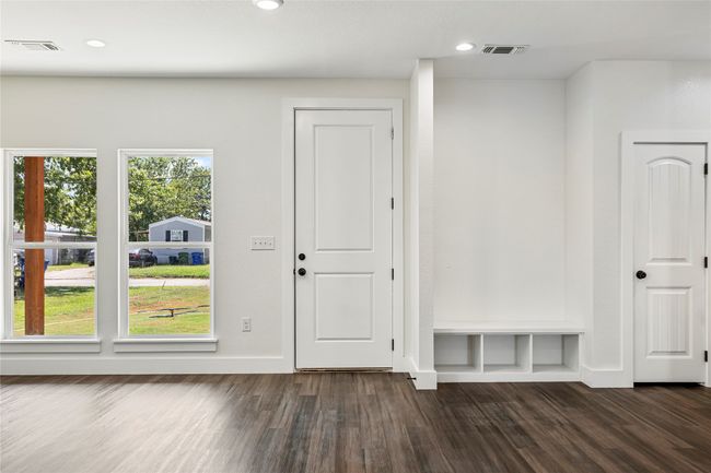 Entrance and mud room | Image 6