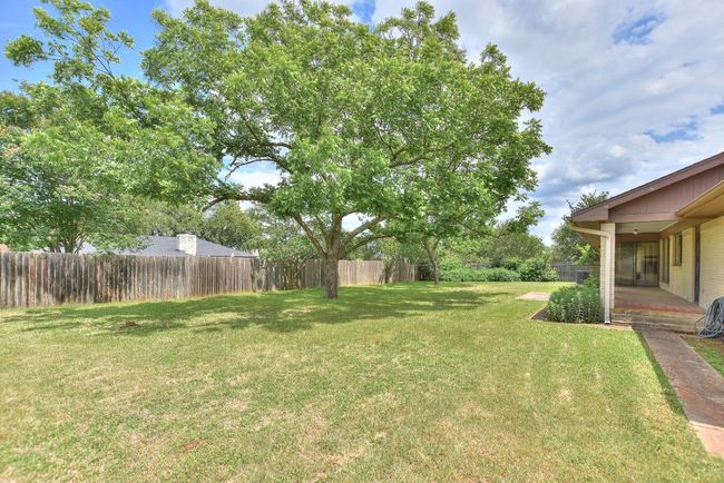 Spacious Back Yard | Image 35