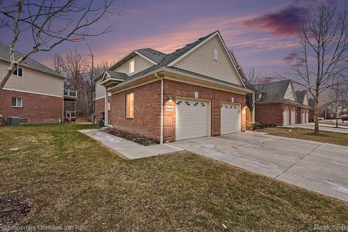 29424 Woodpark Cir, Warren, MI, 48092-6306 | Card Image