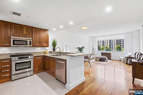 8100 River Rd, North Bergen, NJ, 07047-7204 | Card Image