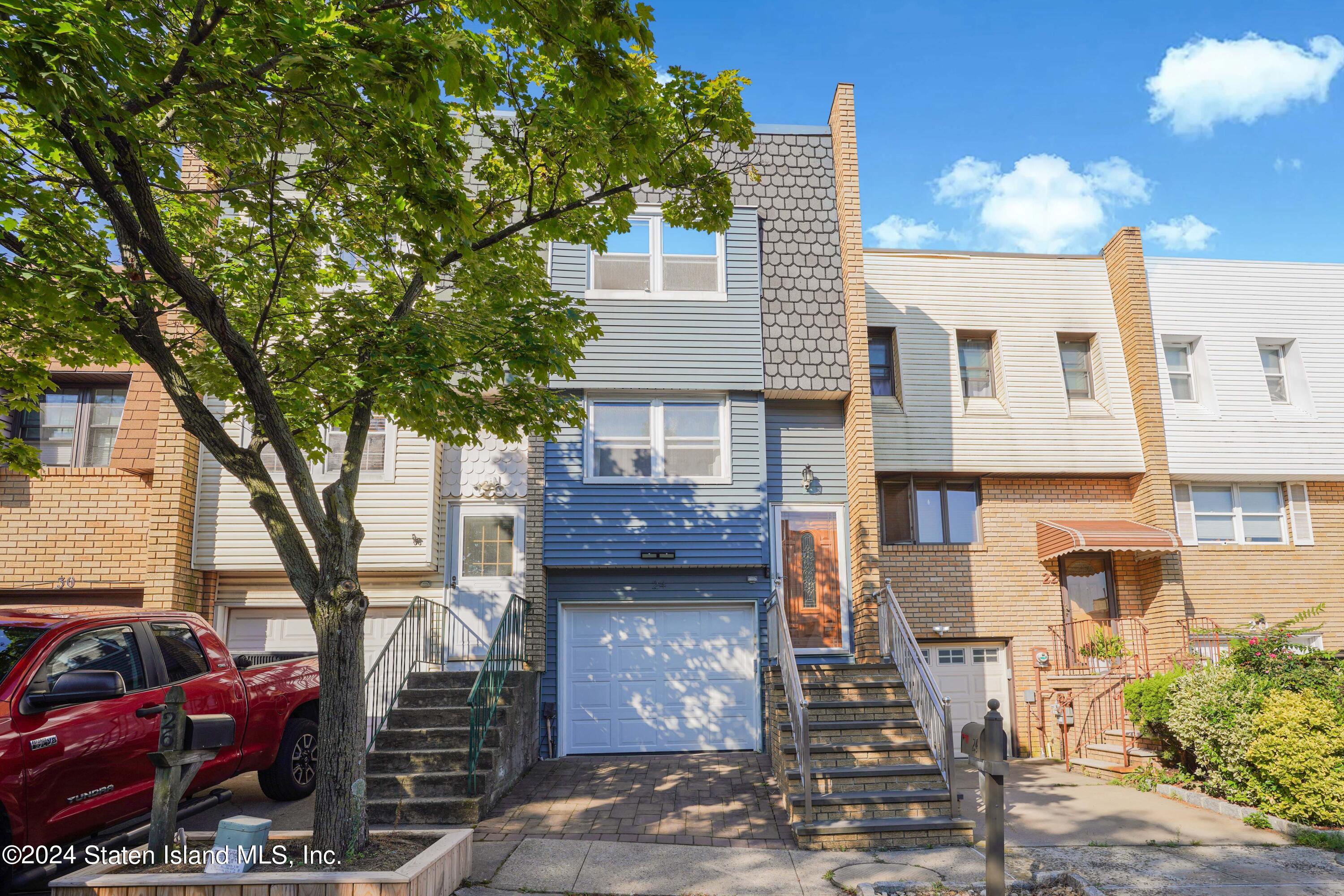 Ashton Dr, Staten Island, NY 10312