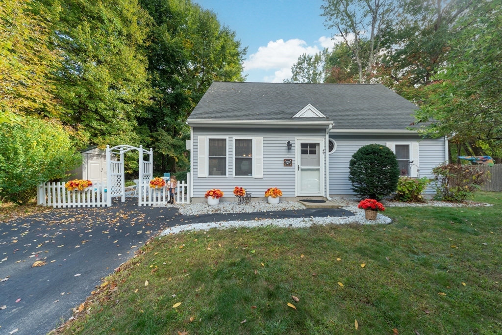 Candice St, Clinton, MA 01510