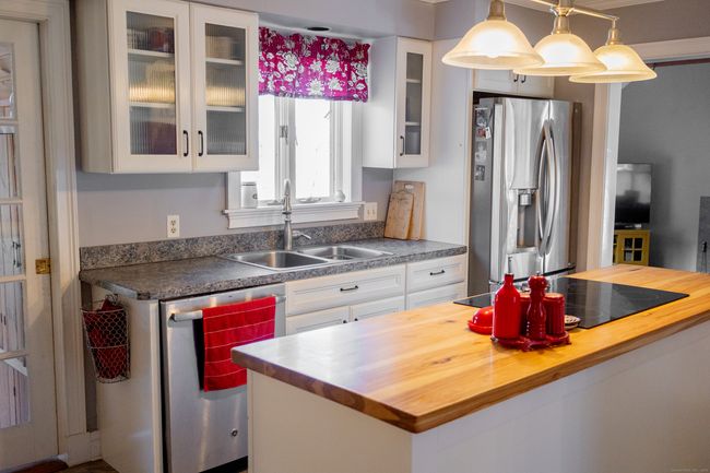 20 Maple Ave, House other with 3 bedrooms, 2 bathrooms and null parking in Broad Brook CT | Image 6
