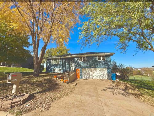 525 Titan Rd, Hinton, IA, 51024-8821 | Card Image