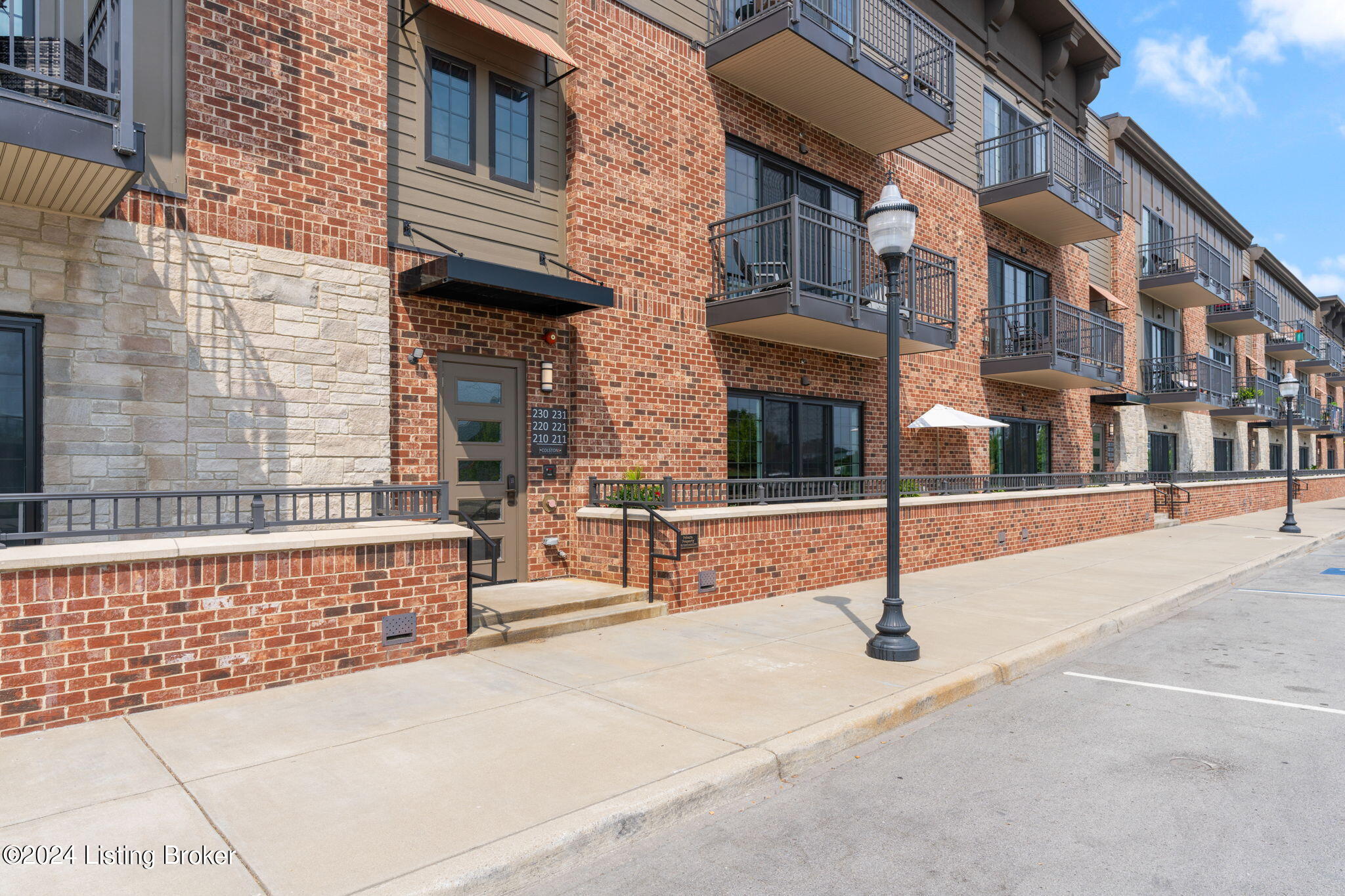 211212 211 Mulberry St, For Sale in Jeffersonville Zoocasa