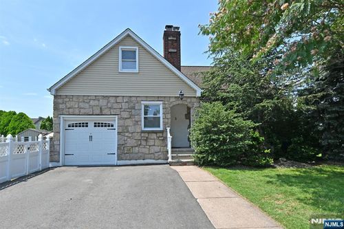 2 Youngs Pl, Saddle Brook, NJ, 07663-4425 | Card Image
