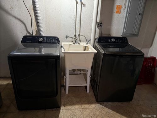 3650 Veronica Dr, Sterling Heights, MI, 48310-4416 | Card Image