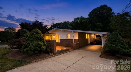 1857 8th Street Dr Ne, Hickory, NC, 28601-2191 | Card Image