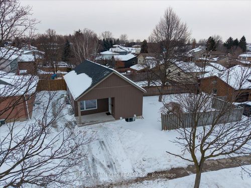 3-2 Pipers Green Crt, Kitchener, ON, N2E3C6 | Card Image