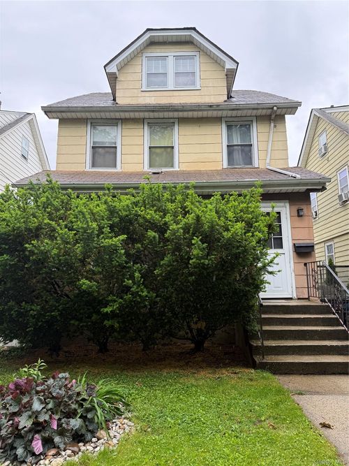 8624 233rd Street, New York, NY, 11427 | Card Image